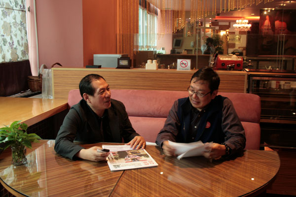 《台商周报》杨文山社长（左）正在采访Yestar艺星整形化妆总监、上海艺星整形副总经理Tony先生（右）
