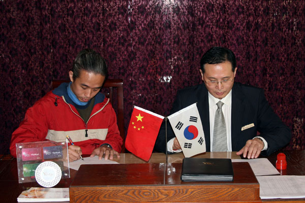 2010中国小姐华东区大赛与Yestar艺星整形合作签字仪式在上海艺星医疗美容医院举行