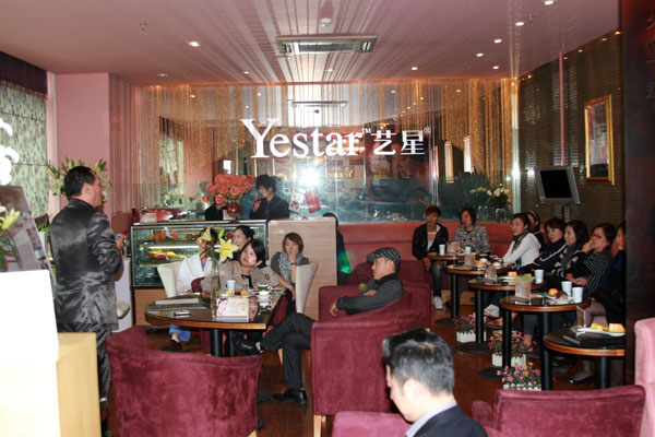 上海艺星副总经理、著名化妆大师、Yestar艺星化妆总监Tony老师正在分享化妆美与生活美