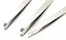 用镊子拔毛