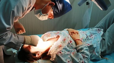 正在接受隆鼻手术