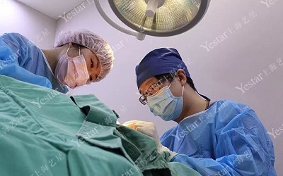 医生正在手术